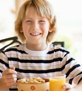 Cereales Céspedes S.L. niño comiendo cereal